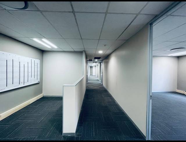950M² OFFICE TO LET IN MAGALIESSIG